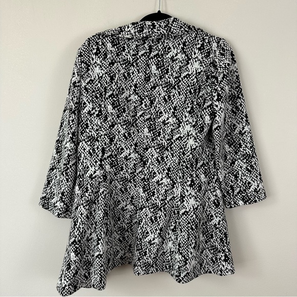 Calvin Klein | Black and White Snake Print Ruffle Front 3/4 Sleeve Blazer 6 - Picture 7 of 7